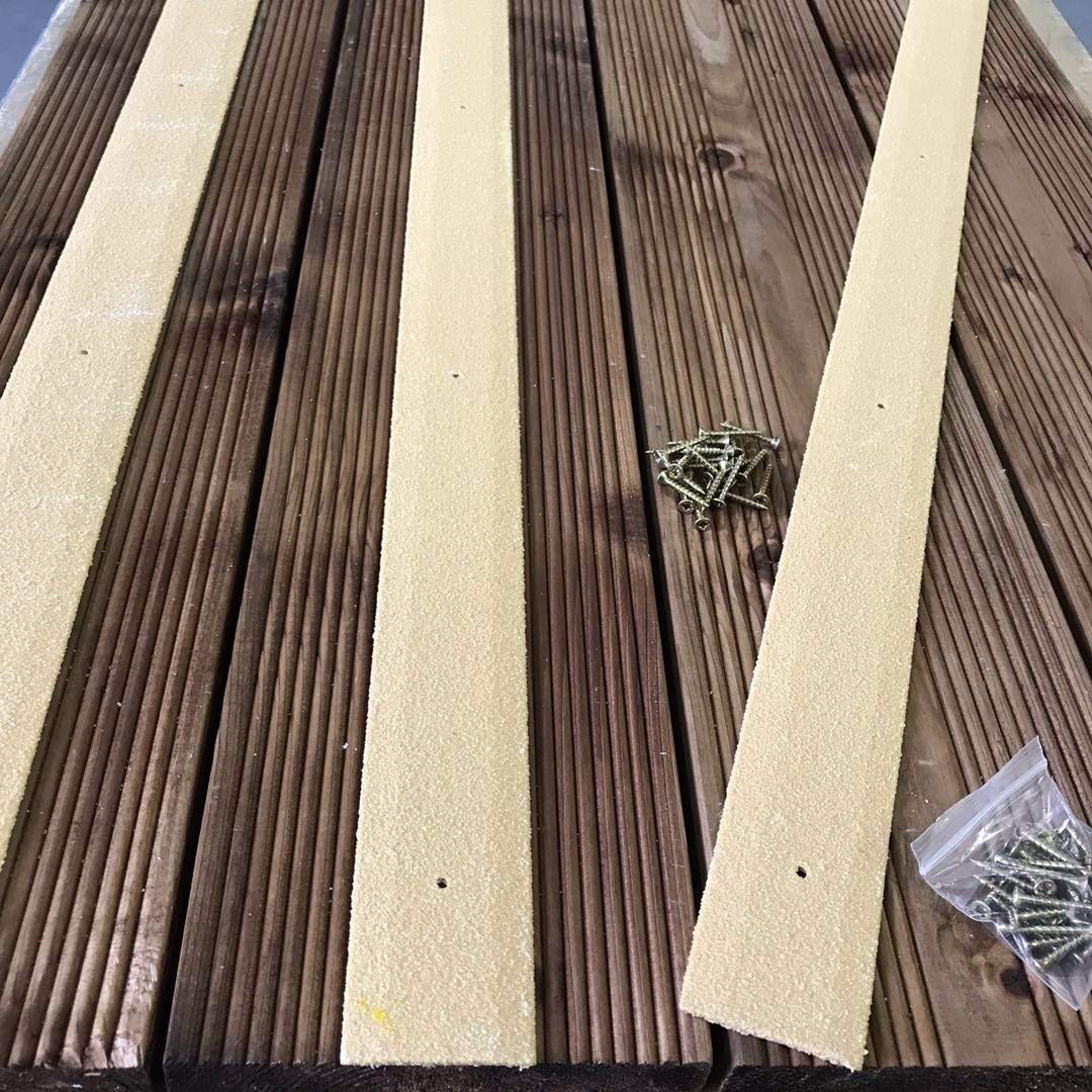 Rutschfeste Terrassendielenstreifen, 1000 mm, vorgebohrt, mit kostenlosen Schrauben.