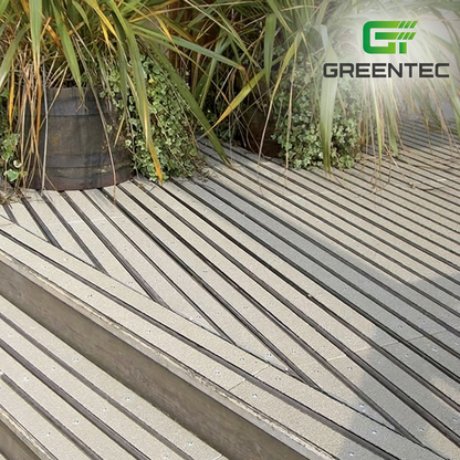 Rutschfeste Terrassendielenstreifen, 1000 mm, vorgebohrt, mit kostenlosen Schrauben.
